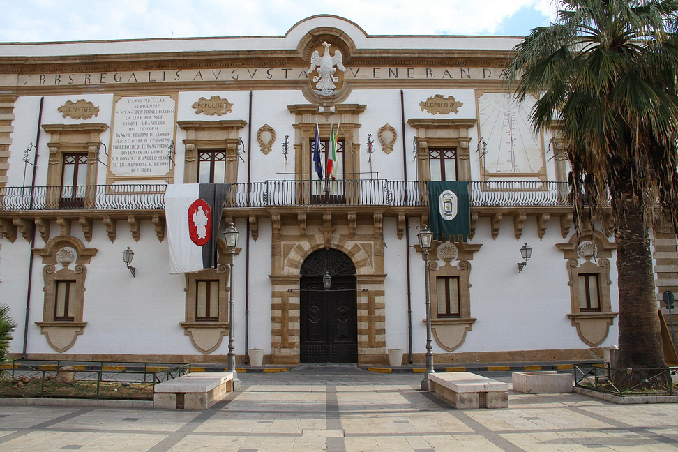 Sicilia_015.JPG - Augusta, Palazzo Comunale (1699, in seguito rimaneggiato), caratterizzato da una lunga balconata in ferro battuto, nella cui facciata spiccano l'aquila imperiale sveva, donata da Federico II alla città  in ricompensa della sua fedeltà...