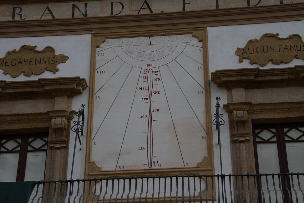 Sicilia_016.JPG - e la meridiana che ricorda l'eclissi totale di sole del 1870...