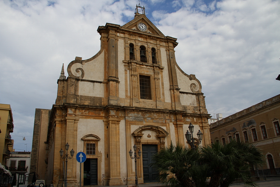 Sicilia_021.JPG - a lato maestosa e solenne la Chiesa Madre...