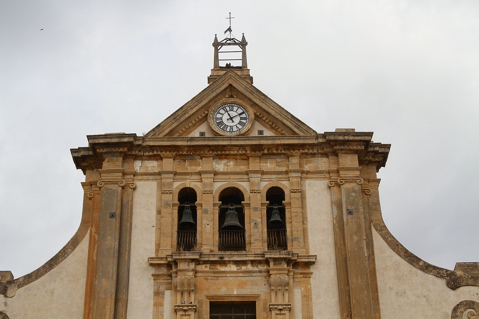 Sicilia_023.JPG - chiesa principale di Augusta. Si trova in piazza Duomo. Nel 1700 era l'unica parrocchia esistente in città. . La chiesa attuale è quella ricostruita sulle rovine della chiesa crollata con il terremoto del 1693. La cella campanaria è composta da tre piccole aperture con balconcini in ferro battuto, opera di un artigiano locale.