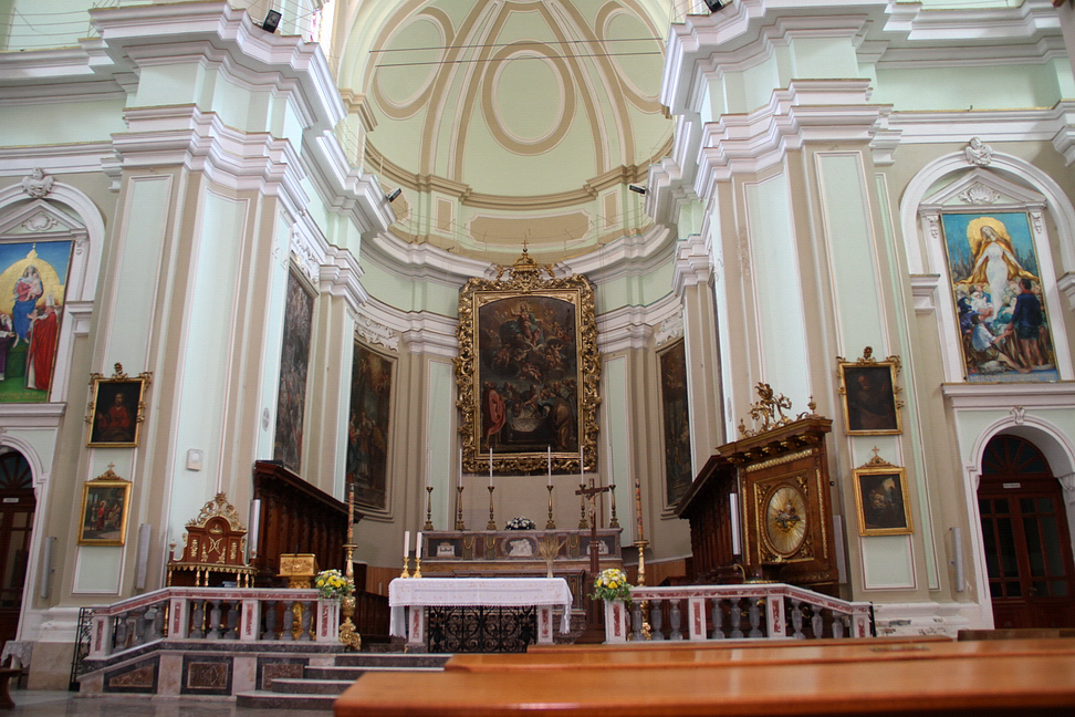 Sicilia_024.JPG - l'altare maggiore si raggiunge con una scalinata, nelle parti laterali il coro in legno e quattro tele, due per parte, raffiguranti episodi della vita di Maria...