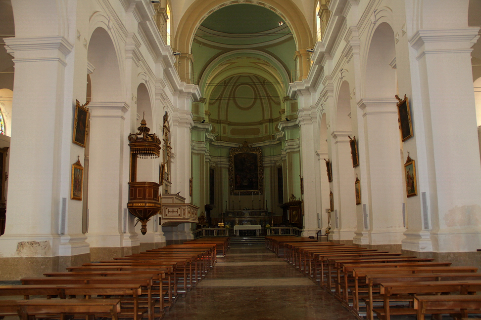 Sicilia_028.JPG - L'interno è a croce latina con tre navate e volta a botte sostenuta da pilastri adorni di lesene...