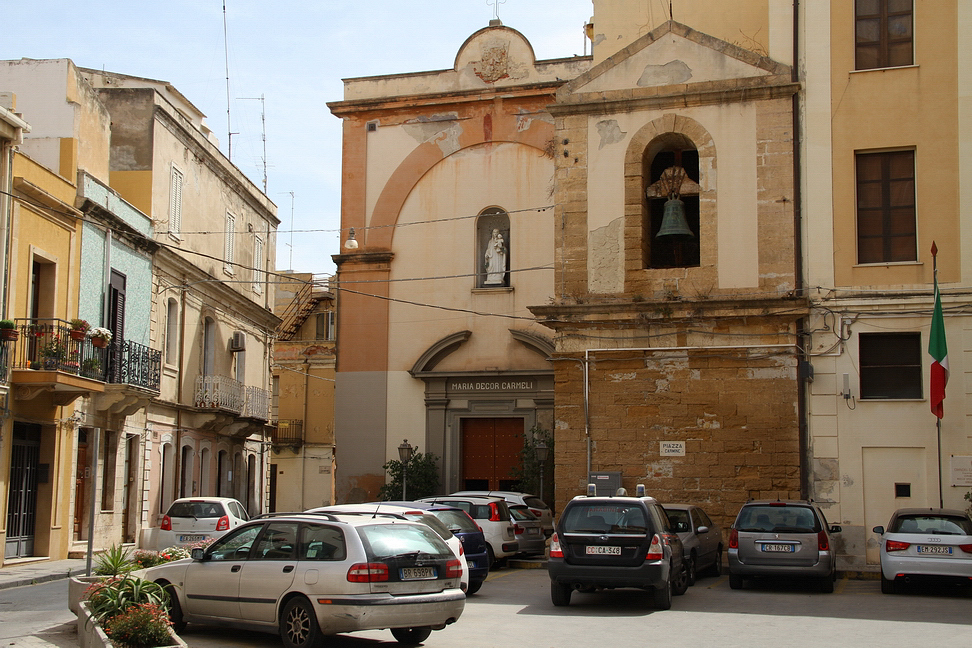 Sicilia_035.JPG - quasi nascosta la Chiesa di Santa Maria del Carmine. A lato della facciata un campanile diviso in due parti da un travone con sopra la cella campanaria sovrastata da un semplice frontone triangolare...