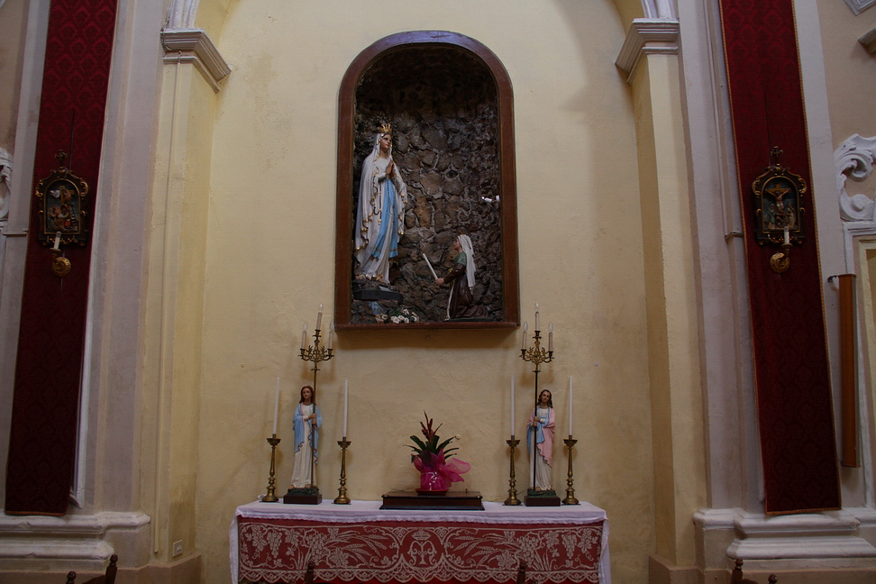 Sicilia_048.JPG - nicchia con la Madonna di Lourdes...