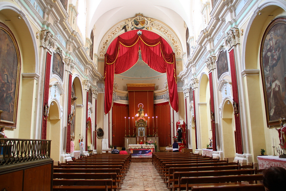 Sicilia_051.JPG - la Chiesa è a una sola navata...