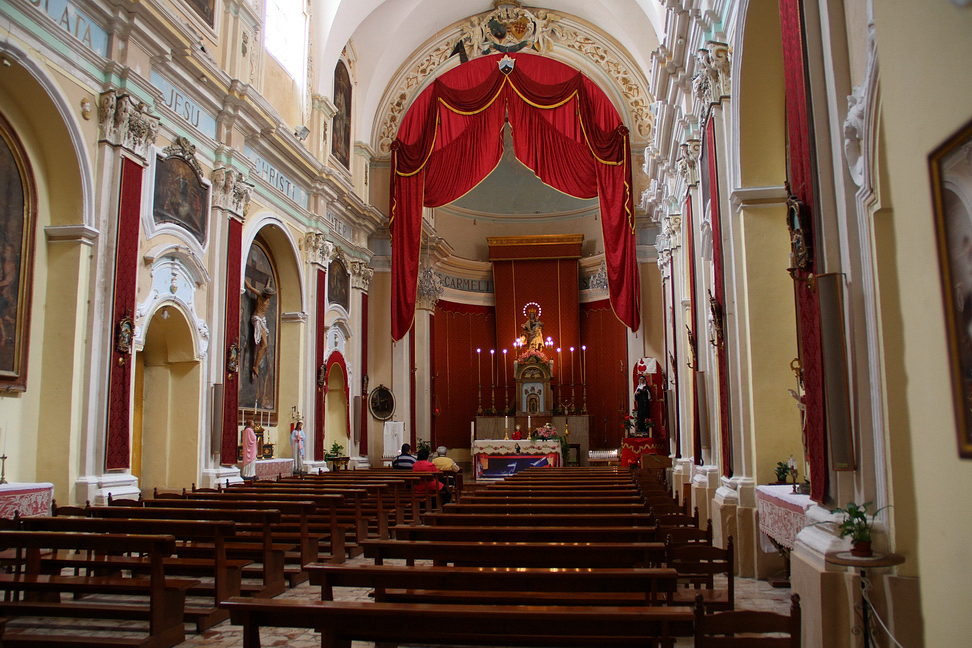 Sicilia_052.JPG - decorata con pregevoli stucchi policromi e la bella statua settecentesca che ritrae la "Madonna del Carmine" (che viene svelata in estate in occasione dei festeggiamenti a Lei consacrati)...