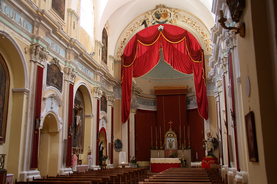 Sicilia_053.JPG - i ricchi tendaggi fanno da corona all'Altare Maggiore recante un bel Tabernacolo marmoreo...