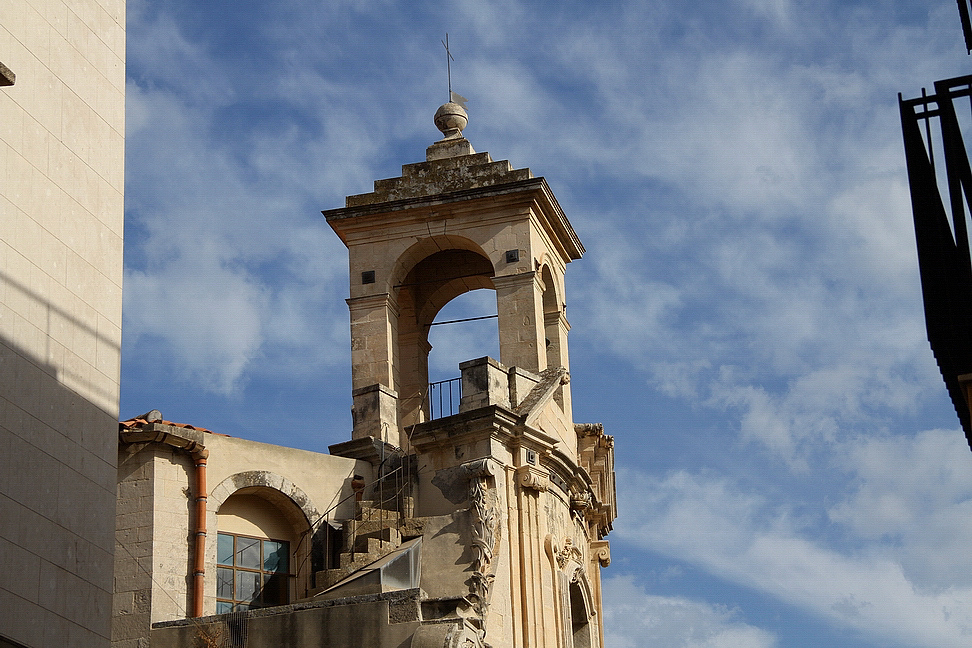 Sicilia_058.JPG - il campanile forse stona un poco con tutto l'insieme armonioso...