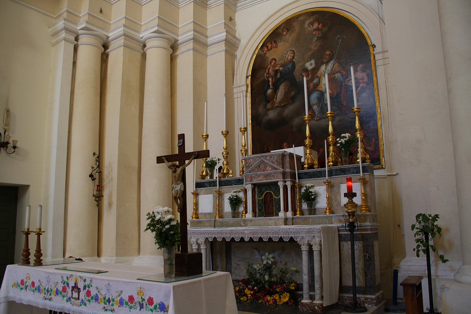 Sicilia_062.JPG - Sull'altare maggiore una grande pala ritrae S. Nicola con la Madonna del Suffragio e le anime purganti...