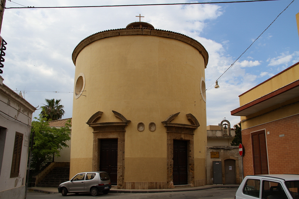 Sicilia_069.JPG - Chiesa della Madonna del Perpetuo Soccorso detta comunemente Chiesa della rotonda, per la sua forma circolare. Costruita intorno al 1700, fu in origine accorpata all'antica  fortificazione della città...