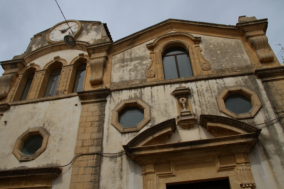 Sicilia_072.JPG - Dopo il terremoto del 1990 vi si sono svolti lavori di restauro conclusi nel 2002, ma ancora la chiesa nn è stata riaperta al culto...