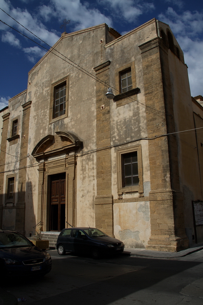 Sicilia_073.JPG - Chiesa e Convento di San Francesco di Paola sorta nel 1639 e dedicata ai Santi Pietro e Paolo rilevata dai Padri minimi Isidoro e Dionisio la allegarono al costruendo Convento di San Francesco di Paola...