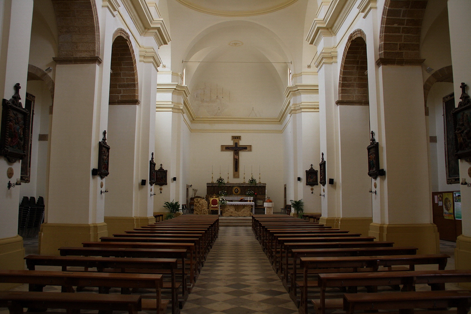 Sicilia_075.JPG - la Chiesa si presenta a forma di croce latina con tre navate...