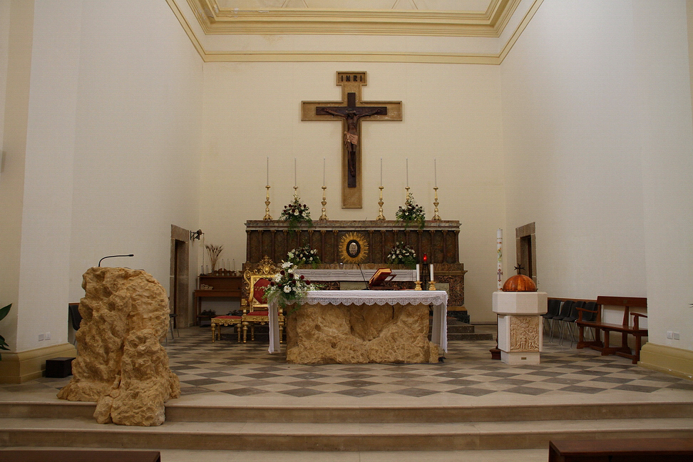 Sicilia_076.JPG - L'altare principale della Chiesa è decorato con tre formelle di marmo raffiguranti due importanti miracoli avvenuti nella città  per intercessione di San Francesco di Paola.