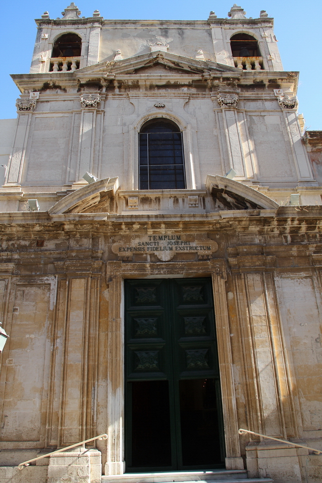 Sicilia_080.JPG - a due passi su Via garibaldi fa bella mostra di sè la Chiesa di San Giuseppe ricostruita sulle macerie della chiesa distrutta dal terremoto nel 1693. Sopra il portale una lapide marmorea riporta la scritta "Templum Sancti Josephi Expensis Fidelium Extructum", a ricordo che la Chiesa fu eretta con il contributo dei fedeli...