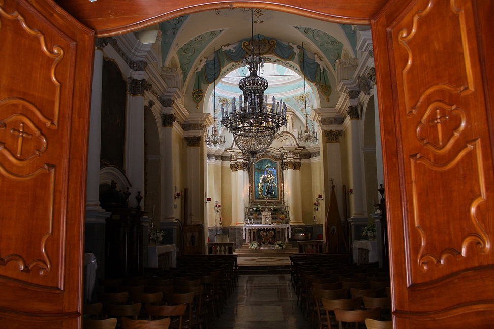 Sicilia_082.JPG - un ampio portone in legno sovrasta i cinque gradini e apre l'ingresso alla chiesa...