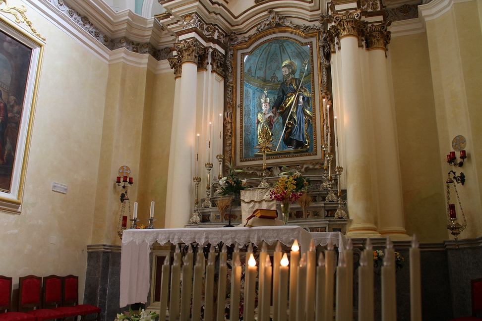 Sicilia_085.JPG - sopra l'altare maggiore in una nicchia dipinta la statua di San Giuseppe con il Bambino Gesù...