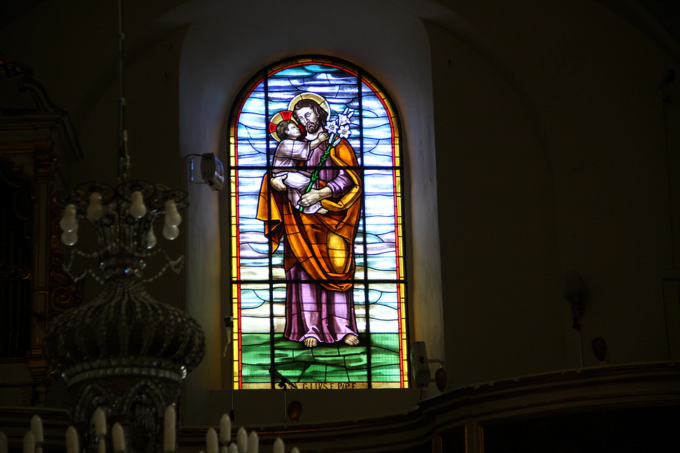 Sicilia_086.JPG - la vetrata della cantoria porta alla chiesa la sua luce colorata...