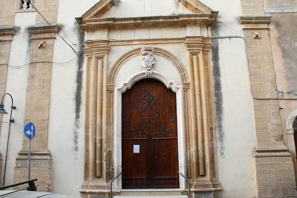 Sicilia_093.JPG - Un bellissimo portone ci porta nella chiesa di Maria SS. Annunziata, una delle chiese più antiche della città, la sua edificazione sembra risalire al XIV secolo. Fu ricostruita dopo il terremoto del 1693.