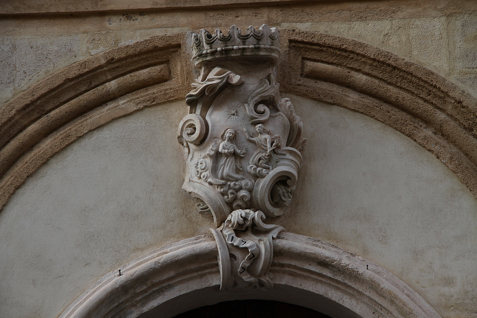 Sicilia_094.JPG - un ricco stemma sormontato da corona interrompe l'arco sopra la porta...