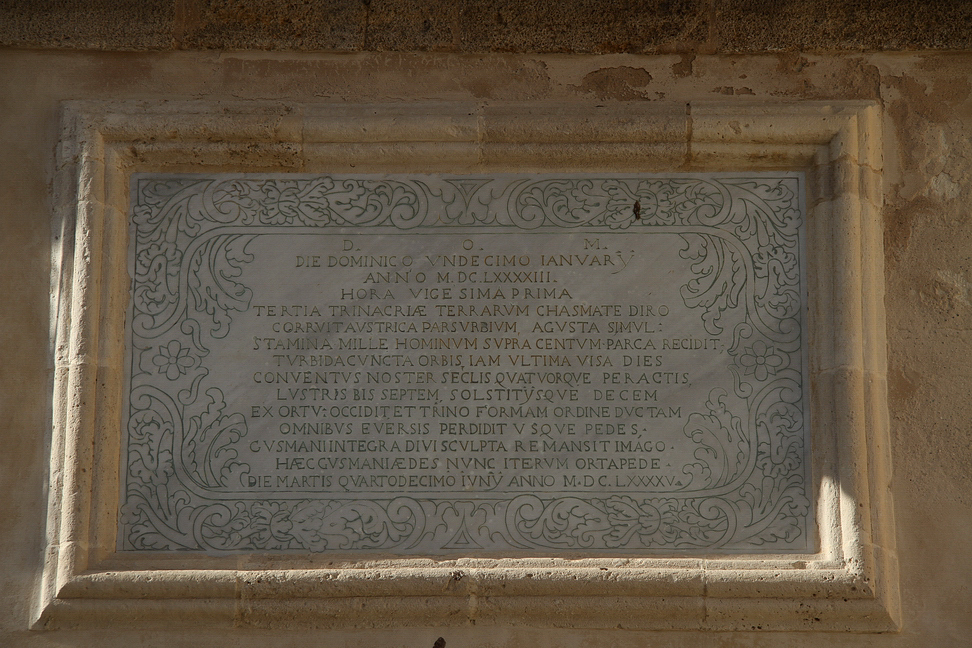 Sicilia_106.JPG - lapide sulla piazza della Chiesa di S. Domenico dove accostata vi è una struttura che fino al secolo scorso ha ospitato un convento di padri domenicani...