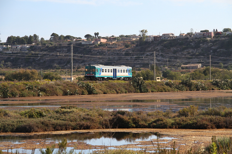 Sicilia_123.JPG - mentre un treno lento se ne va lontano...