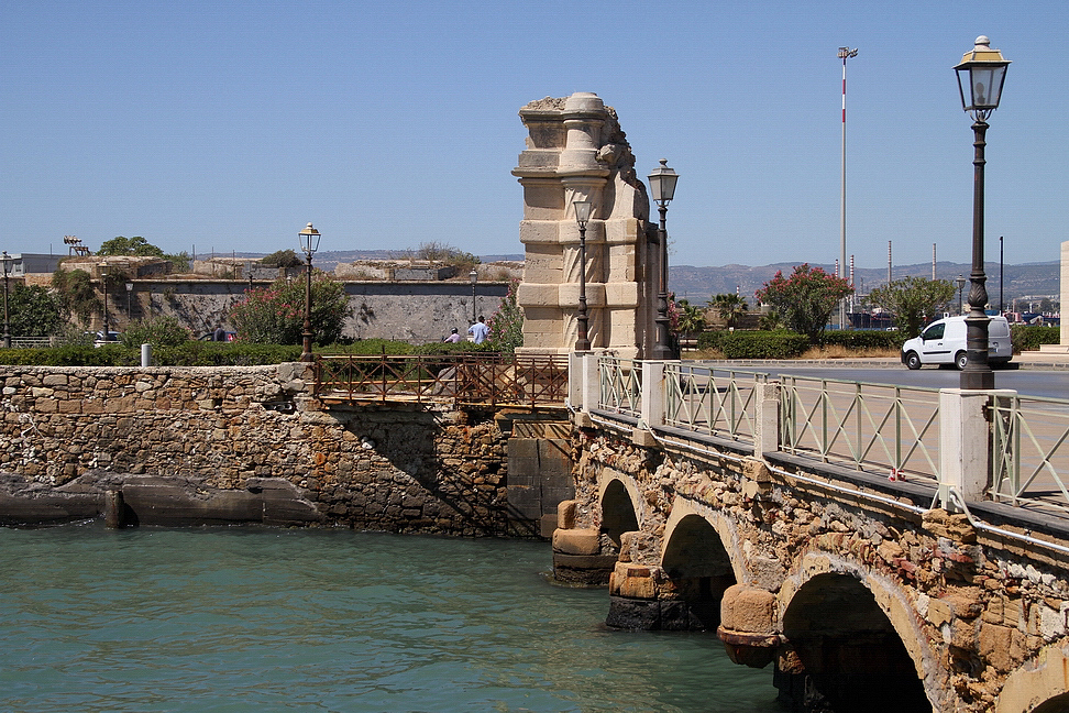 Sicilia_135.JPG - il Ponte Vecchio, opera del XIX secolo, interamente in pietra collega la terraferma all'isola. Esso rappresenta ancora oggi uno dei monumenti più significativi dell'intera città...