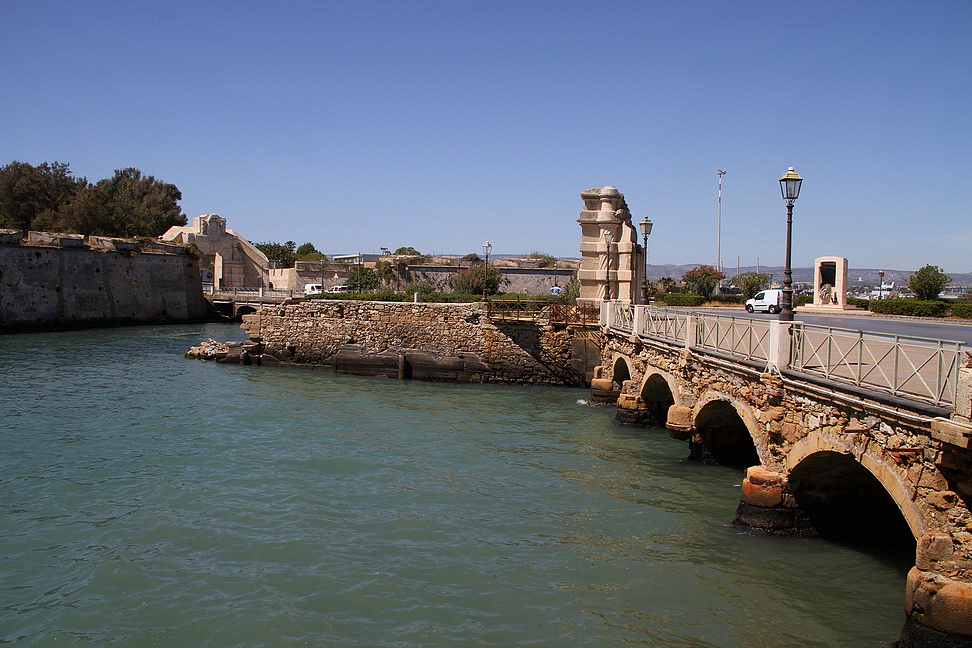 Sicilia_136.JPG - un tempo attaccata alla terraferma, fino a che, per ragioni di difesa,  si creò un fossato. Successivamente si crearono i "Rivellini", isolotti artificiali costruiti in prossimità del Castello Svevo. Oggi possiamo ancora vedere il "Rivellino della Quintana", ove sorge un giardino...