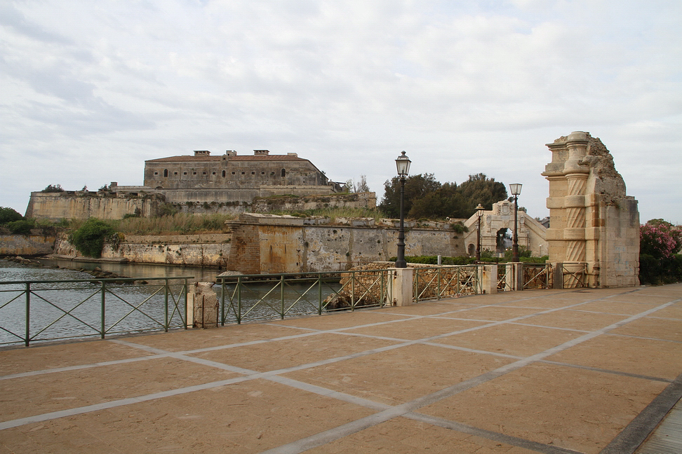 Sicilia_137.JPG - dal ponte la vista si apre sul Castello Svevo...