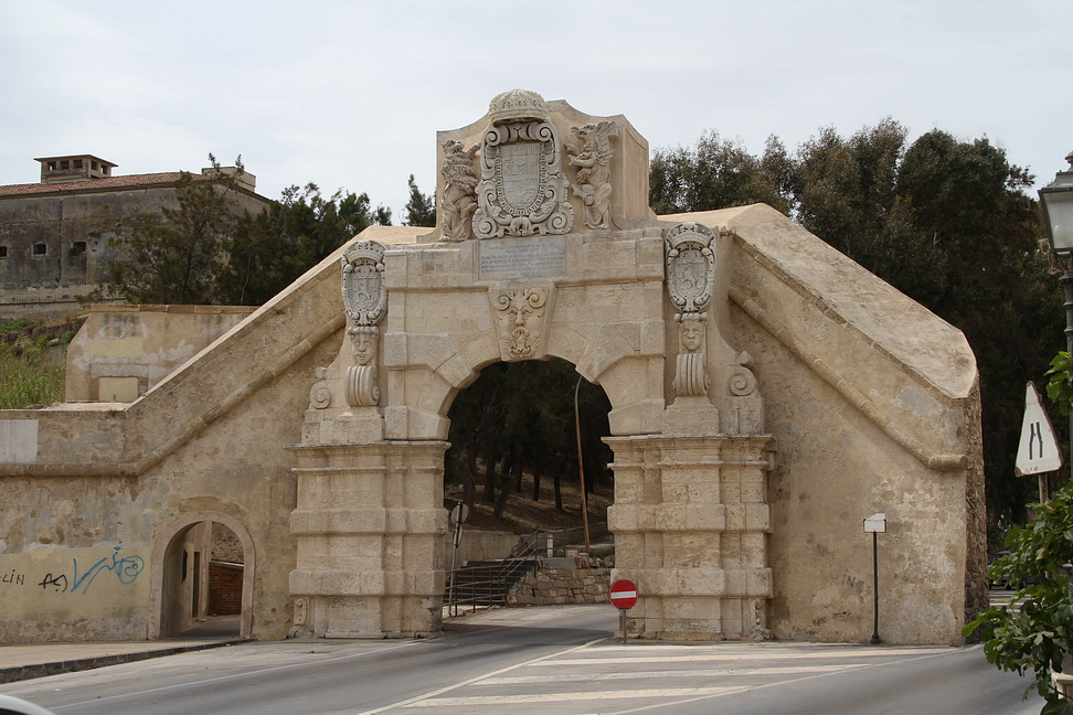 Sicilia_139.JPG - la Porta Spagnola risalente al XVII secolo. Testimonia il dominio spagnolo in Sicilia, avvenuto dal 1412 al 1713...