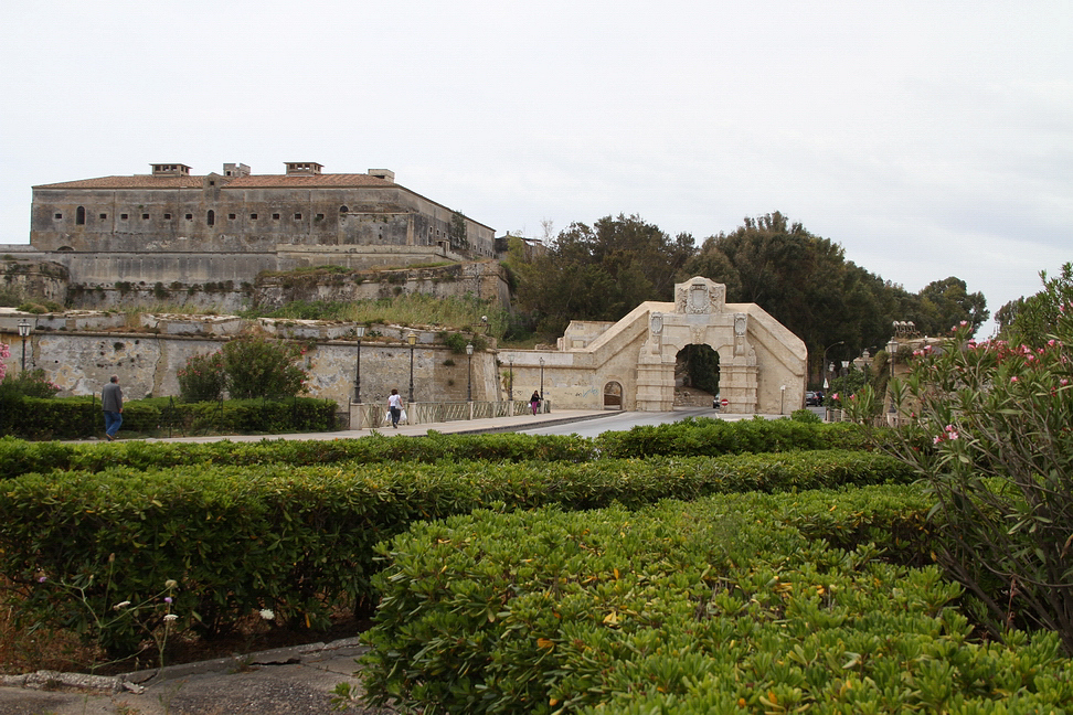 Sicilia_144.JPG - verdi giardini abbelliscono i dintorni della Porta...