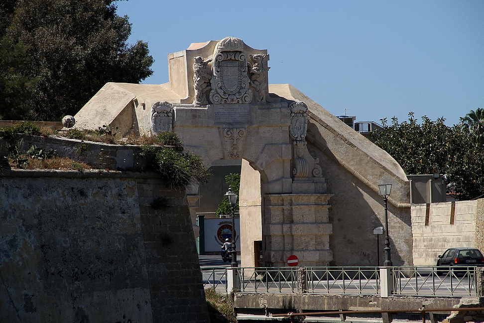 Sicilia_154.JPG - lo sguardo ancora indugia quasi a cercare di intravedere oltre le arcate vigili cavalieri a guardia...