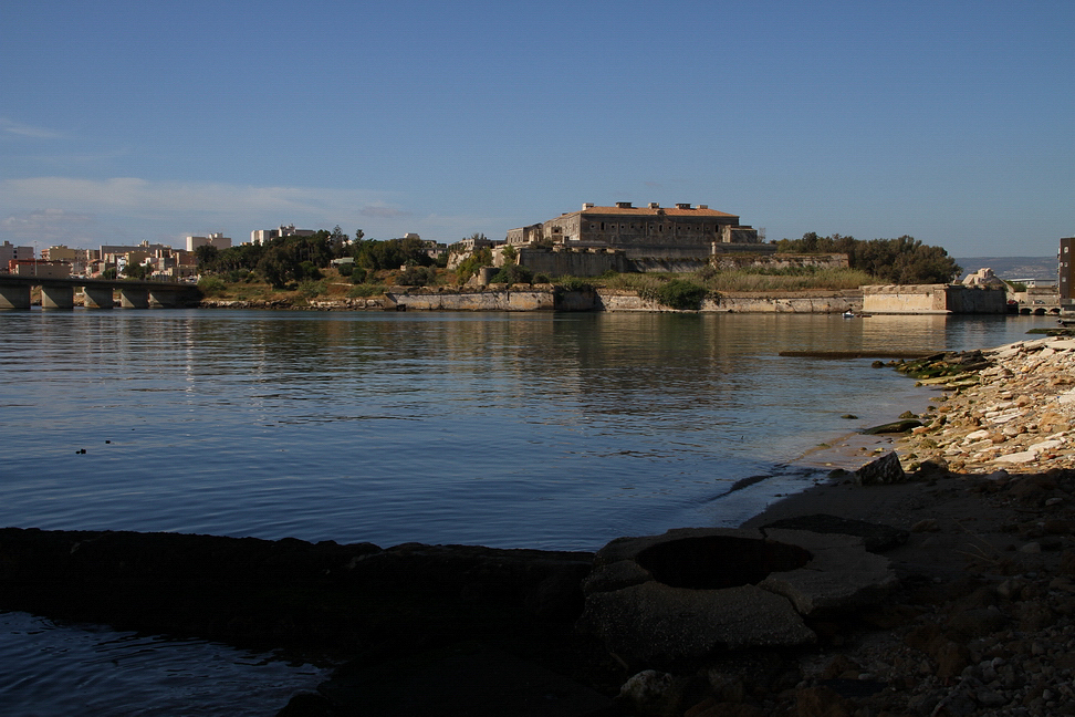 Sicilia_157.JPG - a pianta quadrata di 62 metri per lato e otto torri con uno spessore murario di m. 2,60 e con fodero di conci in pietra arenaria giuggiulena...