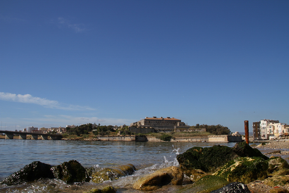 Sicilia_158.JPG - pare fosse stato costruito su un preesistente rudere di torre di avvistamento di età normanna...