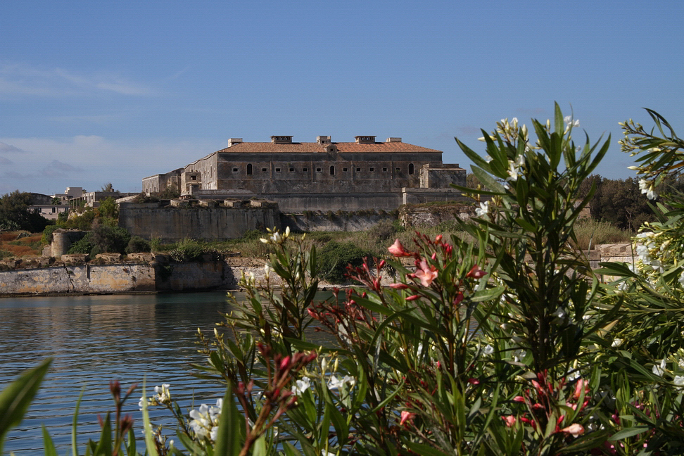 Sicilia_161.JPG - Nel 1570 il vicerè Ferdinando Avolos ordinò l'edificazione dell'omonima Torre e vi fece installare una lanterna per segnalare l'approdo ai naviganti...