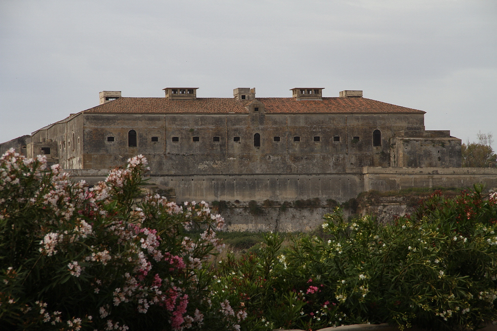 Sicilia_162.JPG - una ulteriore serie di fortificazioni inserite nei punti cruciali della penisola resero più difficili le invasioni dal mare...