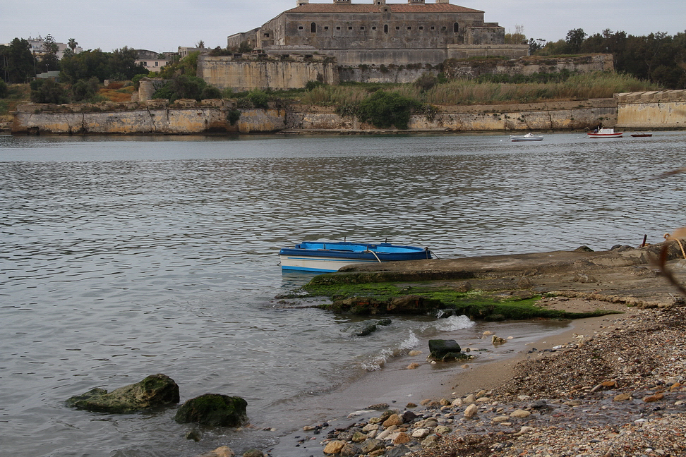 Sicilia_164.JPG - furono anche costruiti due ponti levatoi che contribuirono ancora di più ad aumentare la sicurezza...