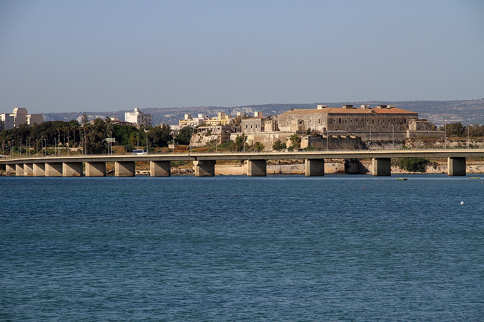 Sicilia_167.JPG - L'edificio, fortemente modificato nel passato, è stato ulteriormente manomesso per l'utilizzazione carceraria...