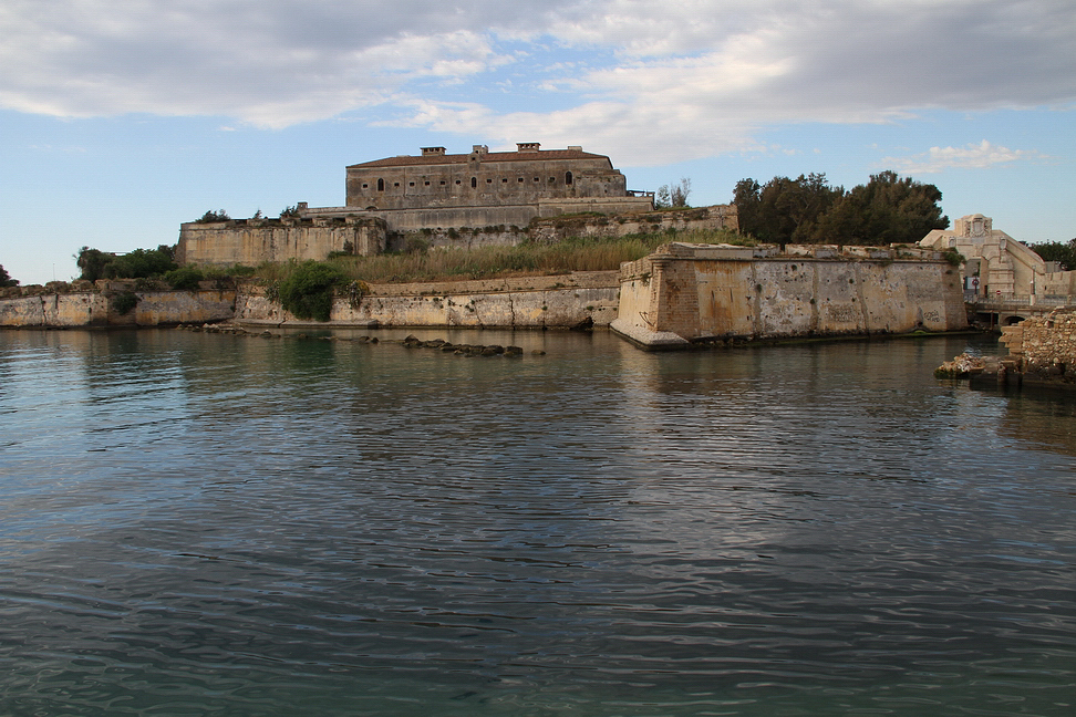 Sicilia_168.JPG - le strutture principali del castrum svevo permangono però quasi integre...