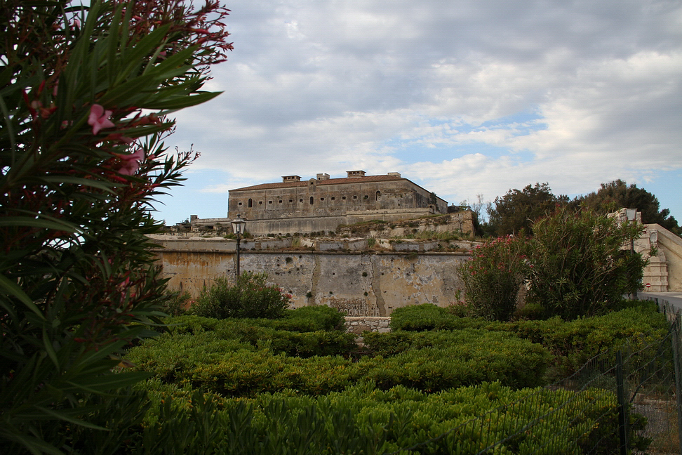 Sicilia_169.JPG - pur fra le modifiche, sopravvivono inoltre, anche se fortemente danneggiate, gran parte delle strutture di fortificazione successive...