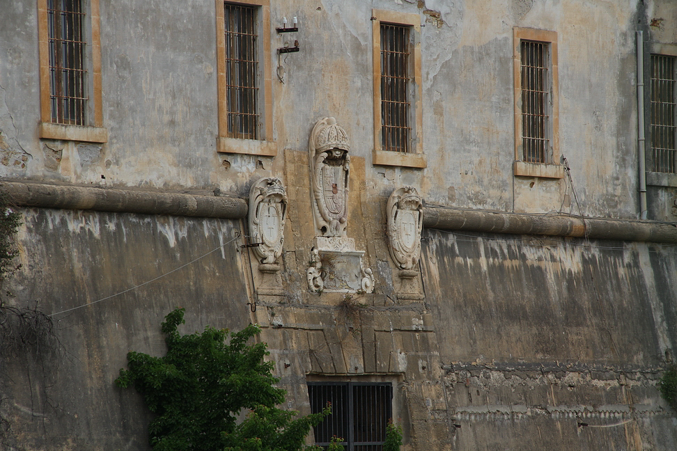 Sicilia_170.JPG - nell'interno del cortile...