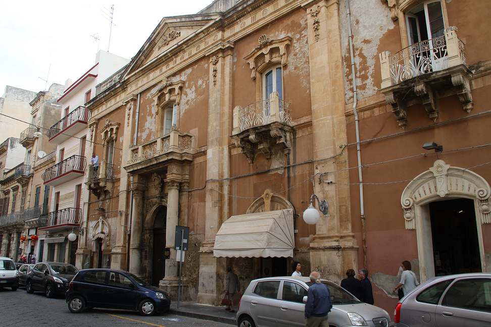 Sicilia_209.JPG - che quasi fanno finta di nulla e la gente nn ci fa caso...