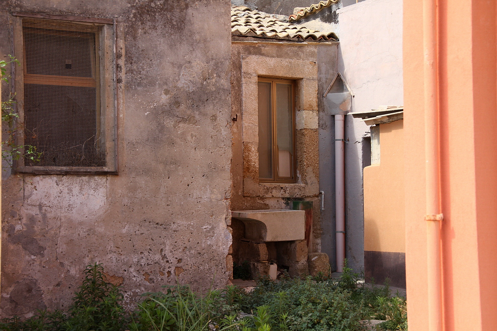 Sicilia_224.JPG - angoli di servizio ricavati negli spazi più stretti...