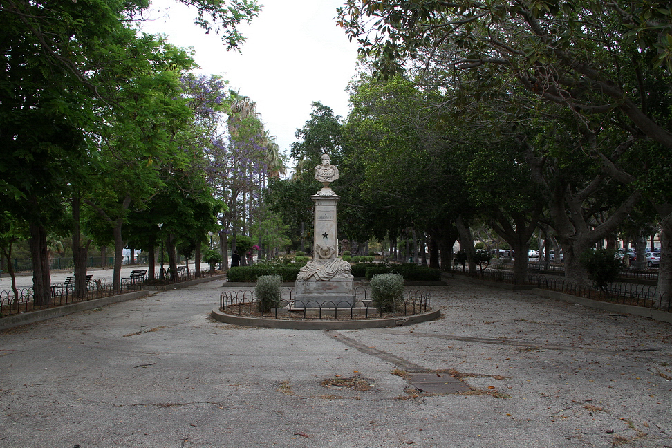 Sicilia_227.JPG - monumento a Umberto I, eretto nel 1905, realizzato dallo scultore Belardinelli da Messina, che ritrae il sovrano in alta uniforme, per esprimere l'affetto della cittadinanza per questo Re...