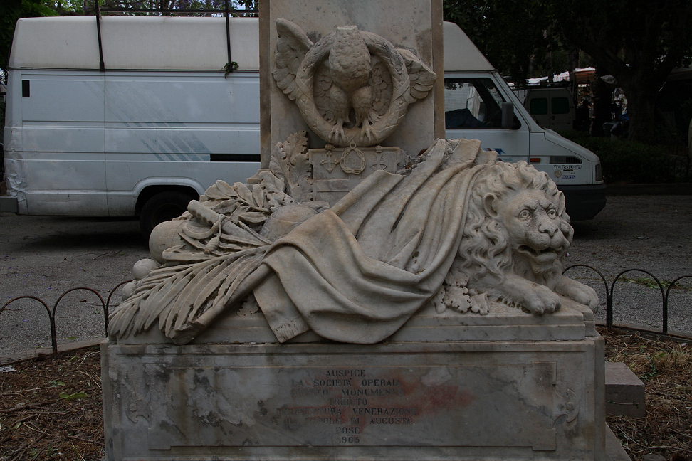 Sicilia_228.JPG - sul fronte è riportata l'epigrafe: "Auspice la Società Operaia questo monumento tributo dell'imperitura venerazione il popolo di Augusta pose. 1905", sul retro una frase dello stesso sovrano: "Le classi lavoratrici sono quelle che più mi stanno al cuore il loro benessere sarà il programma del mio regno"...