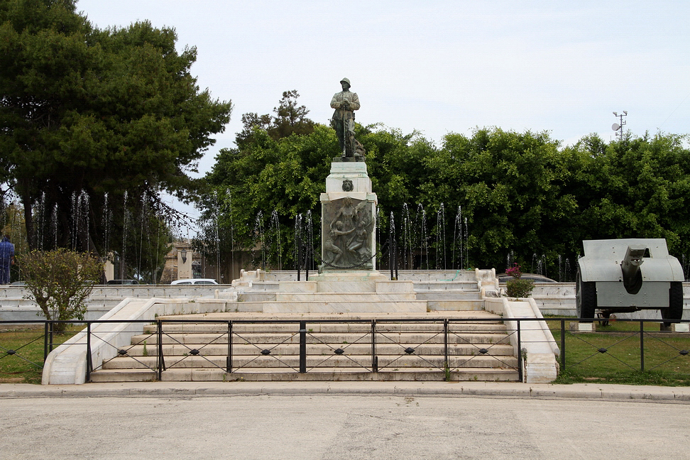 Sicilia_233.JPG - porta al monumento ai caduti...