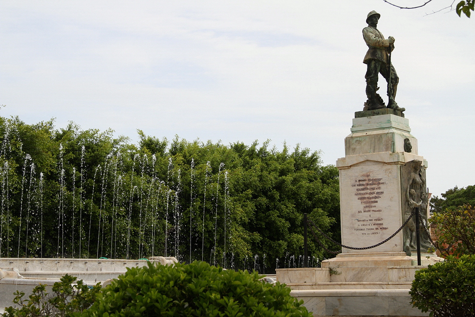 Sicilia_235.JPG - in marmo e bronzo, eretto nel 1924...