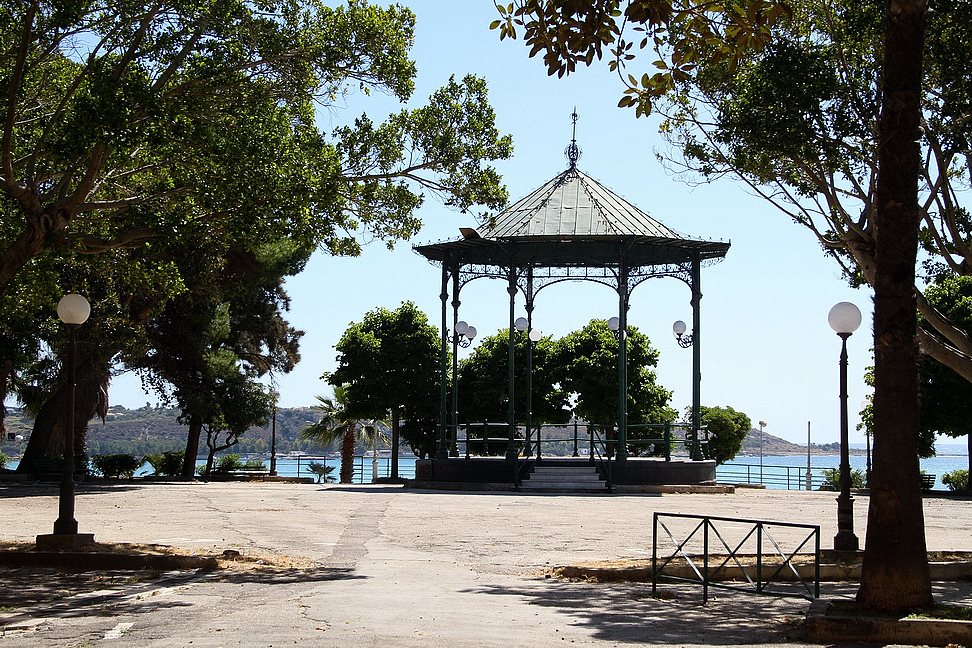 Sicilia_242.JPG - all'ombra di uno storico gazebo fa bella mostra di sè e racconta favole sentite e sussurrate...