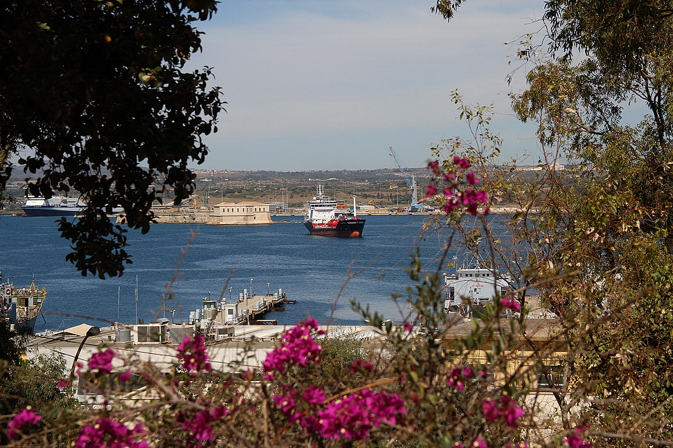 Sicilia_246.JPG - dall'altra parte il porto...