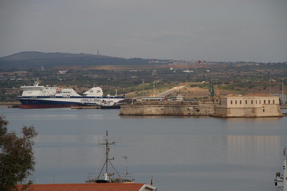 Sicilia_247.JPG - L'approdo naturale è stato utilizzato sin dai tempi remoti...